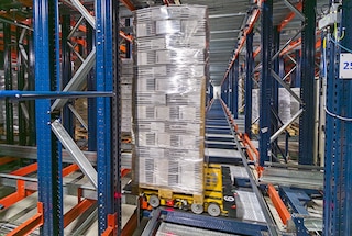 4-Way Pallet Shuttle jõuab määratud asukohta, kuhu kaubaalus ladustada