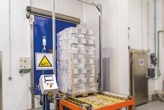 Kaubaalus saabub konveieriga riiuliploki juurde