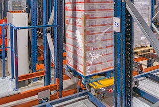 4-Way-süstik korjab kaubaaluse ladustamiseks peale