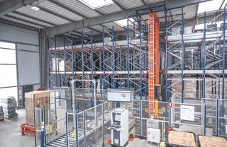 Laohaldustarkvara – nagu Mecaluxi Easy WMS – jälgib automaatse Pallet Shuttle’i laosüsteemi toiminguid