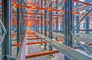 Süstikud liiguvad mööda riiulisiine, mis on ühtlasi ka kaubaaluste toed