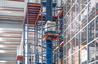 Transpordialustega konfiguratsiooni puhul liigutavad vertikaalsed konveierid kaubaaluseid vastavatele tasanditele