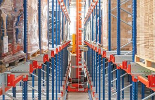 Konfiguratsioonis virnastuskraanaga teenindab üksainus süstik töövahekäigu erinevaid laokanaleid ja tasandeid