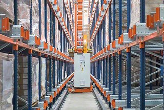 Virnastuskraana või transpordialus liigutab süstiku vastava laokanali juurde