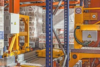 Süstik sisestab kaubaaluse laokanalisse