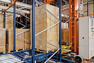 Kaubaalus viiakse virnastuskraana või transpordialuse korvi