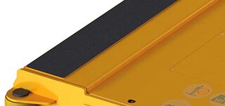 Tõsteplatvorm tõstab kaubaalust, et seda kanali sees liigutada