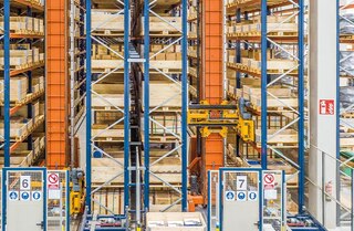 Automaatsed kolmesuunalised virnastuskraanad suurendavad lao produktiivsust