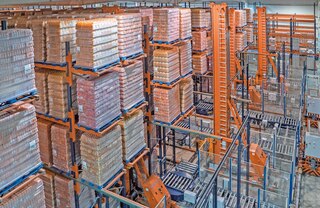 Automaatsed kolmesuunalised virnastuskraanad kasutavad lao kõrgust maksimaalselt ära