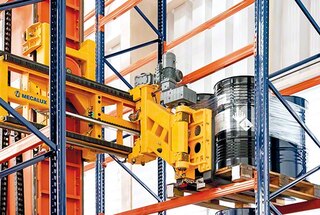 Automaatne kolmesuunaline virnastuskraana liigub järgmisse kohta, et võtta peale järgmine kaubaalus