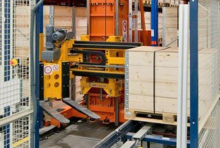 Virnastuskraana viib saadud kaubaaluse vahekäigu lõppu