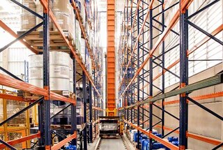 Virnastuskraana liigub mööda vahekäiku edasi ning asetab kaubaaluse määratud kohale