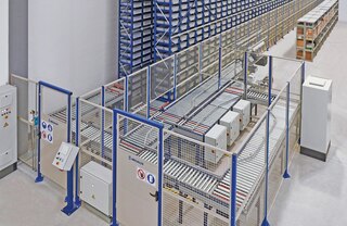 Turvapiirded tähistavad kastide rullkonveierite teed