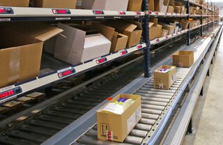 Konveierid kiirendavad kottide voolu pick-to-light süsteemides
