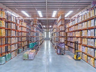 Kaubaaluste riiulid on kohandatavad rajatise kõrgusele