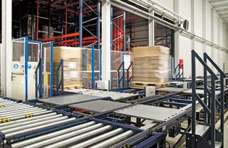 Automaatsed kaubaaluste rullkonveierid tagavad AS/RSis kaupade kiire ja tõhusa sisse-välja liikumise