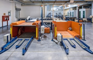 Hüdraulilised tõstuklauad tõstavad kaubad põrandalt kaubaaluste konveieri kõrgusele