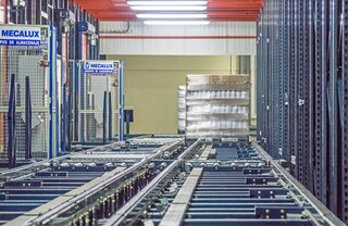 Kettkonveierid liigutavad kaubaaluseid nii, et nende lauad on sõidusuunaga risti