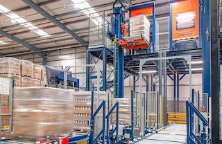 Konveieriliinidele võib lisada kaubaaluste rullkonveieri liftid, mis ühendavad eri korruseid