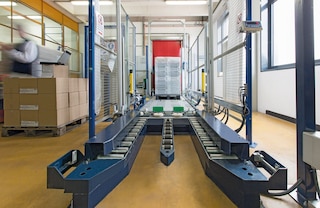 Sisenemise/väljumise juhtsiinidega kaubaaluste konveierid võimaldavad kauba komplekteerimistõstukitega peale- ja mahalaadimist