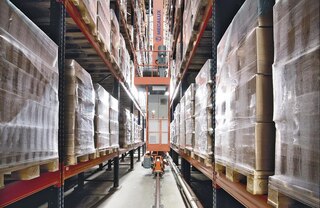 Alumine juhtsiin laseb kaubaaluste virnastuskraanal pikisuunaliselt liikuda