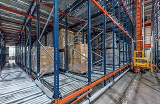 Kaubaaluste virnastuskraanasid saab kasutada koos läbivooluriiulitega