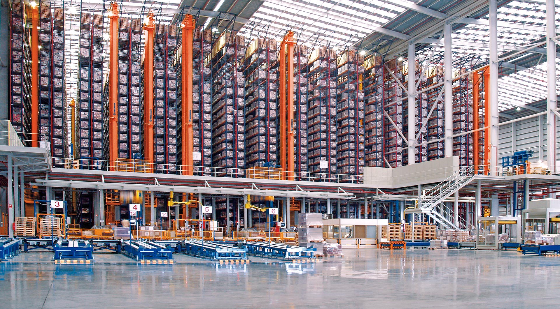 Kaubaaluste virnastajate kraanad