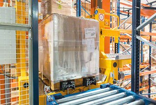 Väljasuunaline konveier liigutab kaubaaluse vahekäigu lõppu