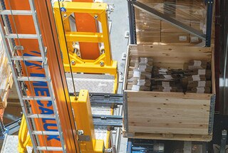 Väljavõtusüsteem korjab kaubaaluse üles ja asetab selle tõstekorvi