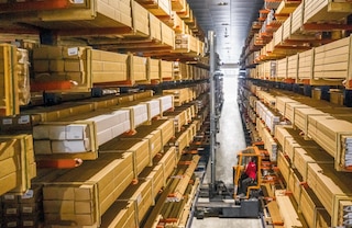 Konsoolsüsteemidega kasutatakse tavaliselt külglaadimisega kahveltõstukeid