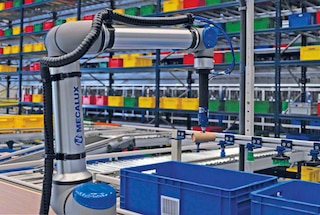 Robotkäsi võtab toote LAÜ kastist ja asetab selle tellimiskasti