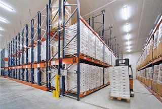 Kui kahveltõstuk vahekäigust lahkub, peab operaator süsteemi lähtestama