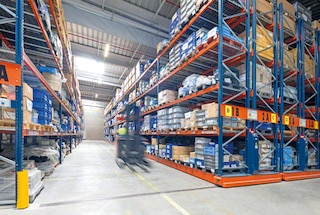 Liikuvad kaubaaluseriiulid on suure kandevõimega ja võimaldavad kaubale otsejuurdepääsu