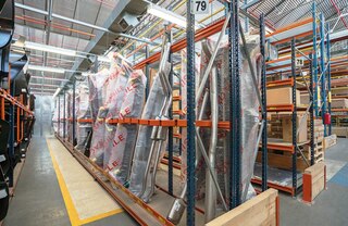 Meediumriiulitel (M7) saab hoiustada ka erilaste, näiteks väljalasketorusid