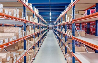 Meediumiriiuleid (M7) saab konfigureerida ka puitlaastplaadist riiulitega