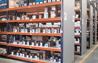 Külgpaneelid annavad roostevabast terasest meediumriiulitele (M7) elegantse viimistluse