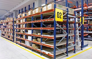 Jätkatud puitlaastplaadist riiulid loovad sügavad tasapinnad pikkade ja mahukate esemete hoidmiseks