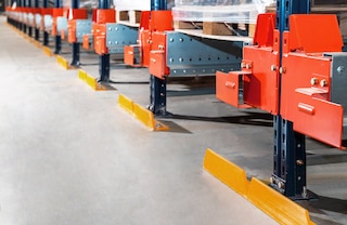 Eesmised kaitsed näitavad juhile piiri, mida kahveltõstuk ei tohi ületada