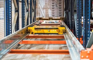 Shuttle riiulisüsteem automatiseerib kaubaaluste ladustamise sügavatesse kanalitesse ja nende sealt eemaldamise