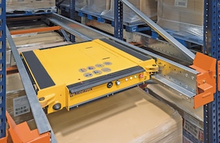Pallet Shuttle süstik liigub riiulite laokanalites tugirelsside abil