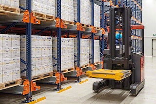 Operaator tõstab kahveltõstukiga süstiku üles ja liigutab selle määratud kanali otsa