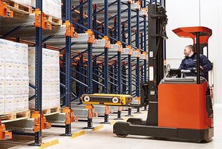 Kahveltõstuk paigutab süstiku kanali sissepääsu juurde