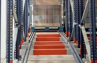 Kärusid ja rööpaid toetavad talad ning need on paigaldatud kerge kaldega