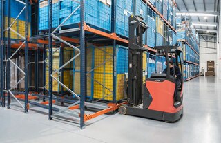 Tagasilükkega laoriiulitel saab ladustada muud tüüpi kaubaühikuid, sh metallkonteinereid