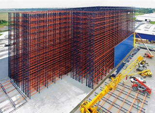 Riiulitele tuginevas laohoones moodustavad riiulid ehitise sisemise konstruktsiooni