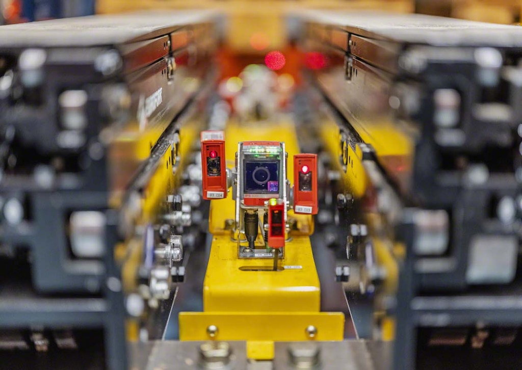 Mecaluxi täiustatud positsioneerimissüsteem kaubaaluste virnastuskraanadele