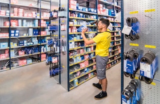 Sälgutatud lehtmetallist küljepaneelidega raamidele saab kinnitada tooteriputuskonkse