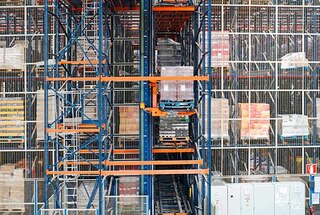 Teatud AS/RSides saab kasutada automaatseid vertikaalseid konveiereid